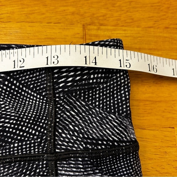 LULULEMON Time to Sweat Print Crop Leggings in Alpine B&W Print - Picture 9 of 11